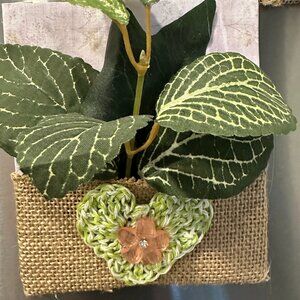 Refrigerator magnet floral hanger